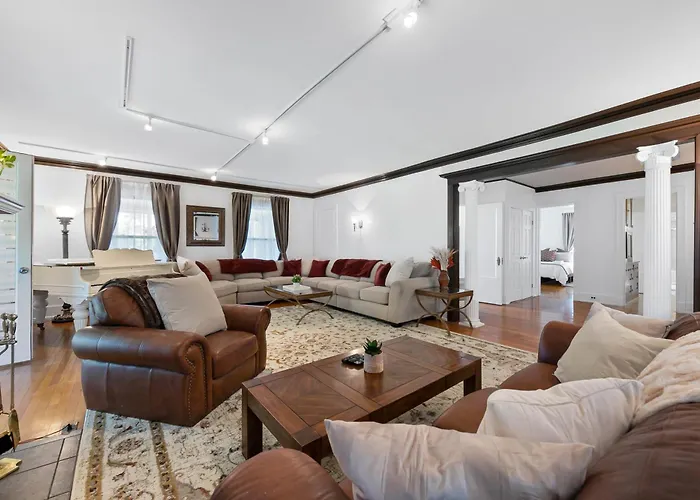 - King Bed - Massive Yard - Fully Equipped *