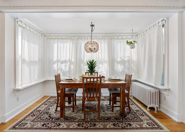 - King Bed - Massive Yard - Fully Equipped Apartment *