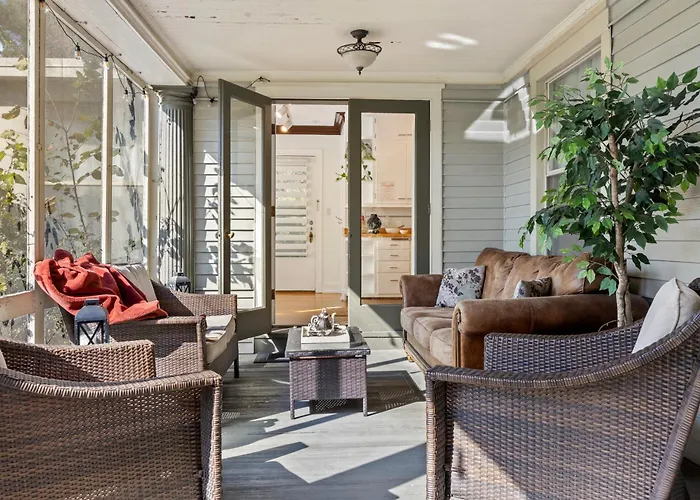- King Bed - Massive Yard - Fully Equipped Geneva