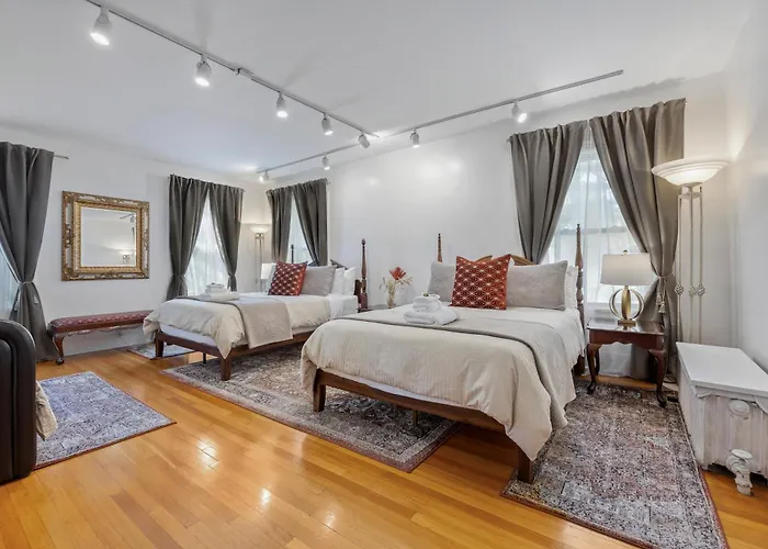 - King Bed - Massive Yard - Fully Equipped * Geneva