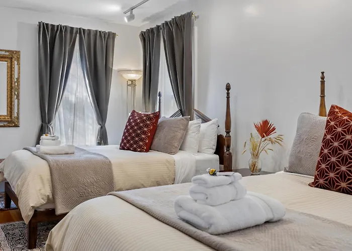 Apartment - King Bed - Massive Yard - Fully Equipped Geneva