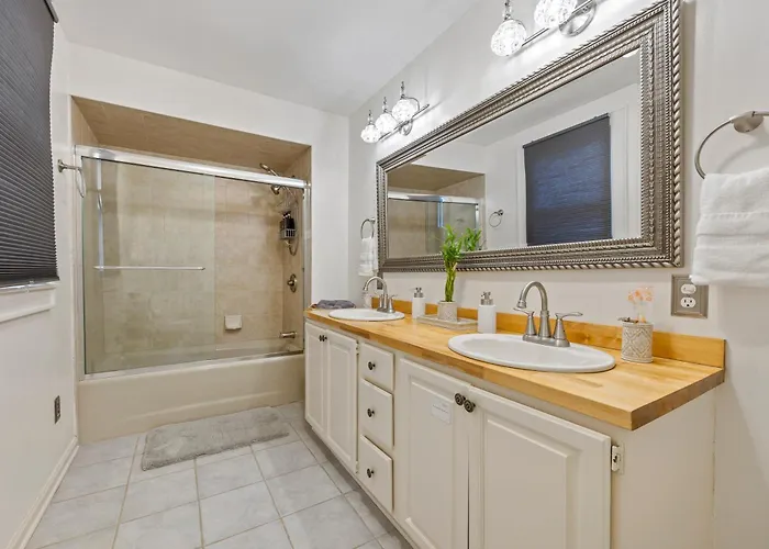 - King Bed - Massive Yard - Fully Equipped Apartment