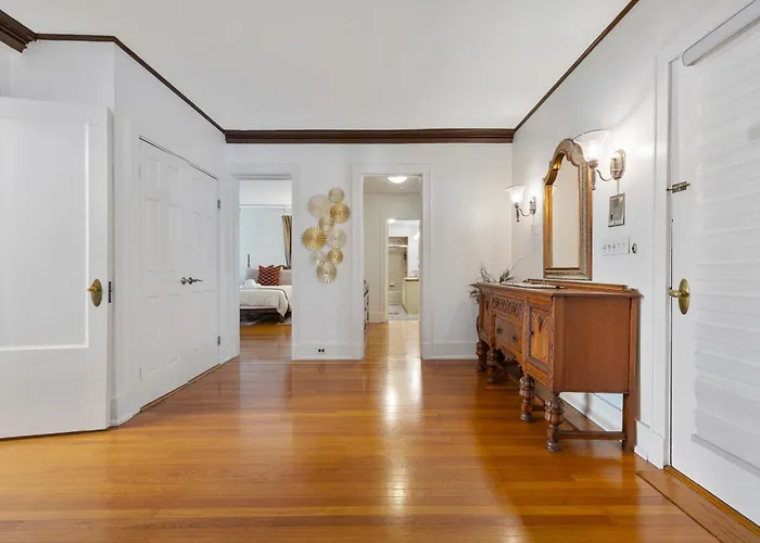 - King Bed - Massive Yard - Fully Equipped Apartment *