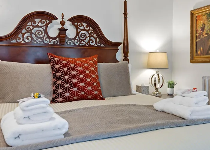 - King Bed - Massive Yard - Fully Equipped Apartment Geneva